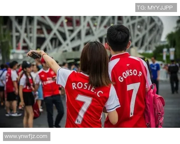 足球明星情侣共度夏日泳池时光甜蜜互动视频曝光引发热议